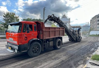 آغاز عملیات جمع آوری آسفالت خیابان حزین لاهیجی