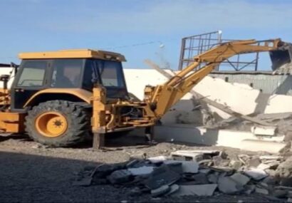 تخریب سازه غیر مجاز در اراضی ساحلی خشکبیجار