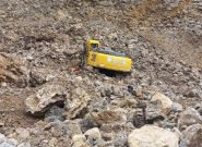 سقوط مرگبار بیل مکانیکی در معدن سنگ رودبار؛ راننده جان باخت