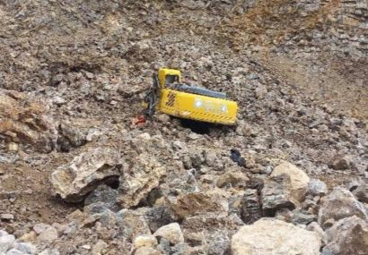 سقوط مرگبار بیل مکانیکی در معدن سنگ رودبار؛ راننده جان باخت