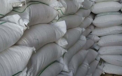 کشف بیش از ۲ تن شکر قاچاق در صومعه سرا