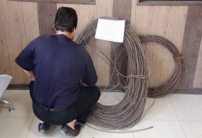 زمین گیر شدن سارق کابل برق در صومعه سرا