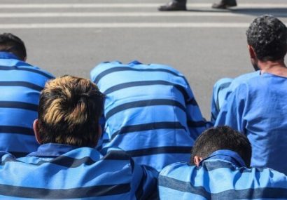 دستبند پلیس بر دستان محکومان فراری در بندرانزلی