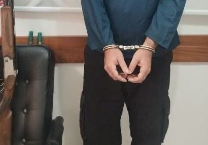 دستبند پلیس بر دستان عامل تیراندازی در خمام