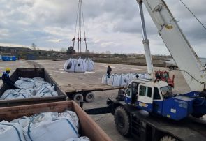 تخلیه نخستین محموله سیمان نیزار قم در بندر کاسپین آغاز شد تخلیه نخستین محموله سیمان نیزار قم در بندر کاسپین آغاز شد