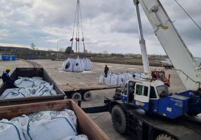 تخلیه نخستین محموله سیمان نیزار قم در بندر کاسپین آغاز شد تخلیه نخستین محموله سیمان نیزار قم در بندر کاسپین آغاز شد